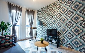Modern Naive Downtown With Free Private Garage-Fast Wi-Fi